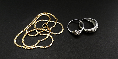 金製ネックレス、プラチナの指輪