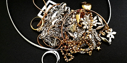 金、銀、プラチナのネックレス、ブローチ